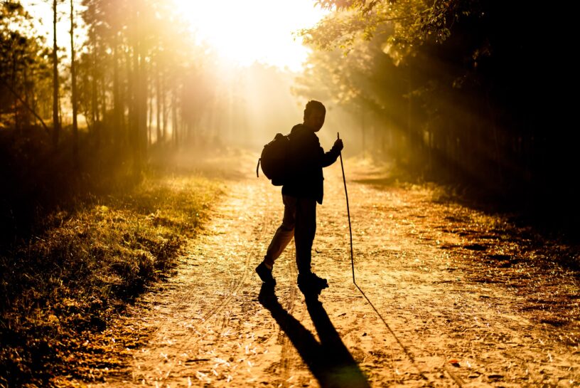 Persoon aan het wandelen door de Steengroeve van Winterswijk