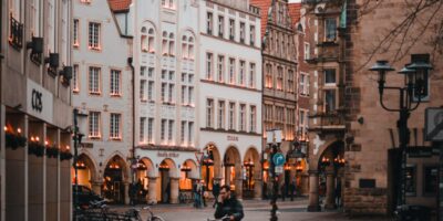 leuke plaatjes net over de grens in Duitsland! Man met fiets.