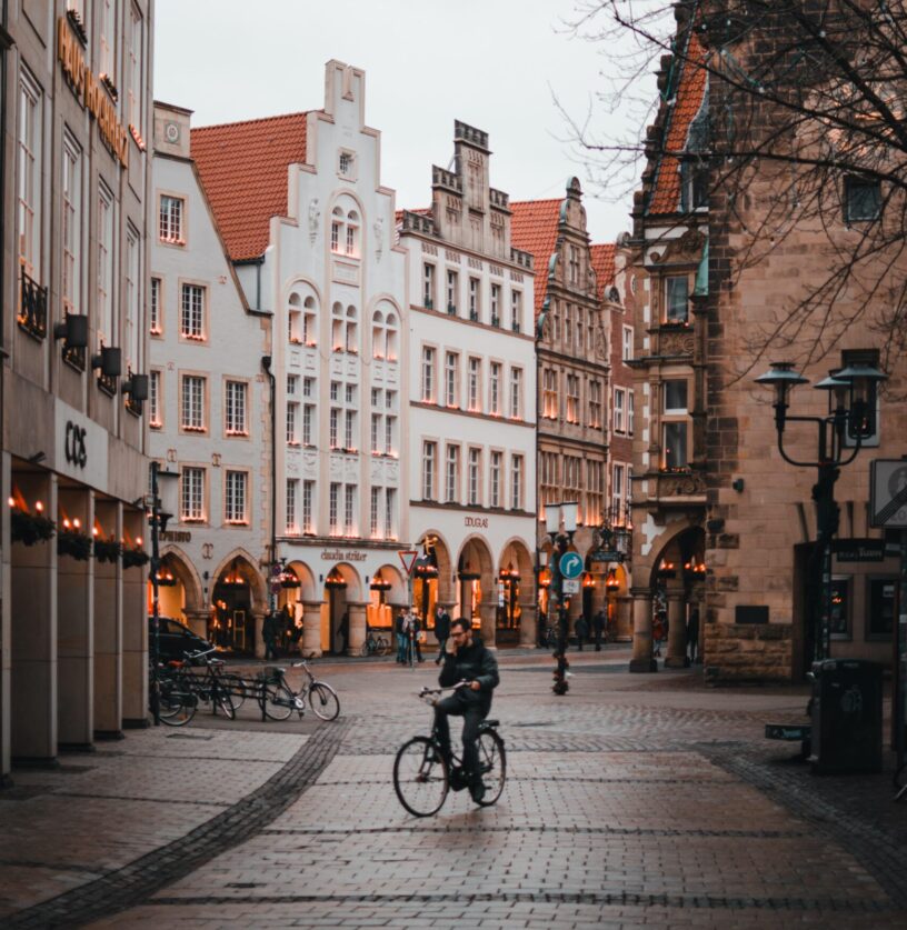 leuke plaatjes net over de grens in Duitsland! Man met fiets.