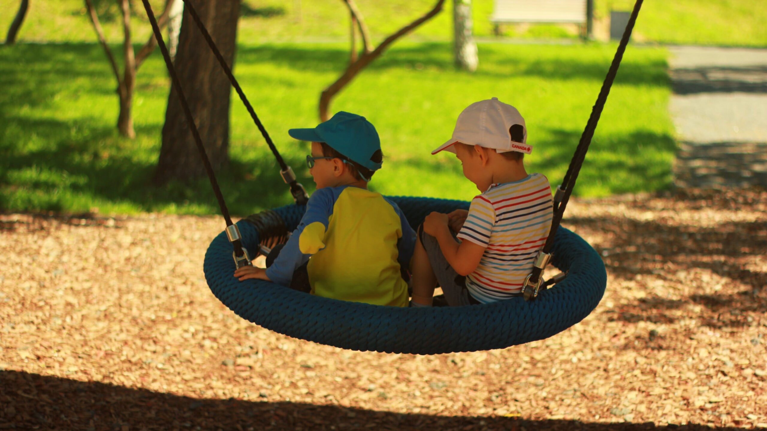 Speeltuin Winterswijk schommel met twee kinderen