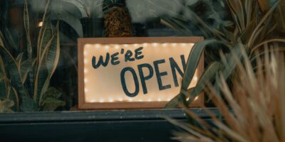 Bordje met daarop welke winkels vandaag open zijn in Winterswijk